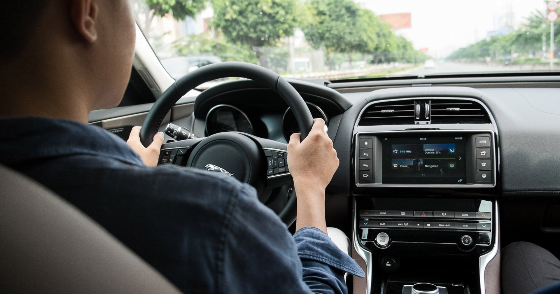 Vì sao vô lăng ô tô không đặt ở giữa? vi sao vo lang o to khong dat o giua