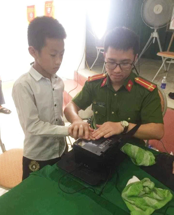 Đi làm căn cước công dân lúc nửa đêm, cậu bé 14 tuổi nhận món quà bất ngờ