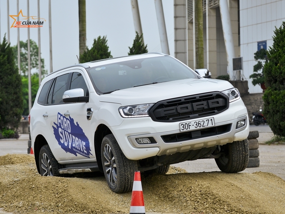 Toyota Fortuner được yêu nhưng Ford Everest lại bán chạy