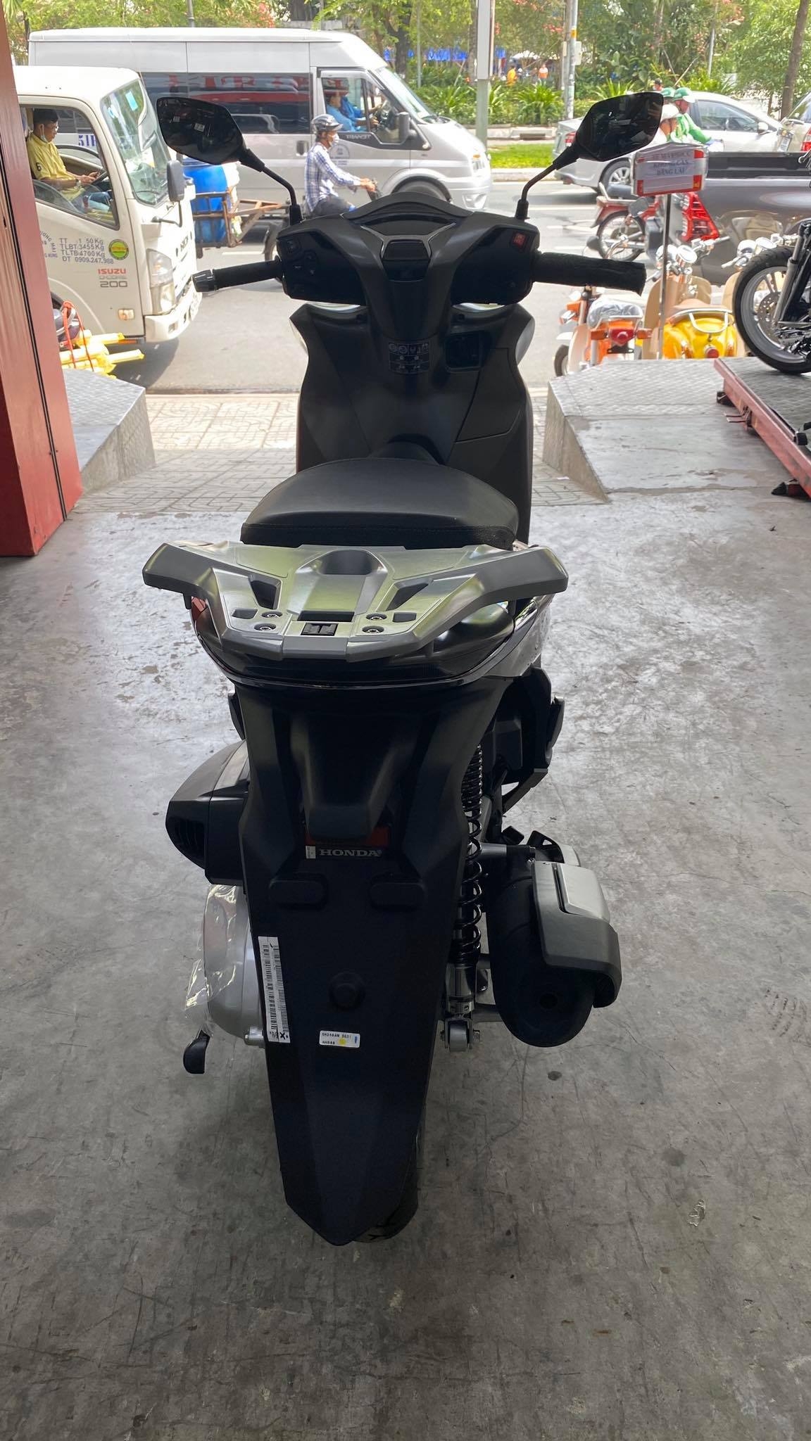 Honda SH 350i 2021 đầu tiên về Việt Nam, giá 400 triệu đồng