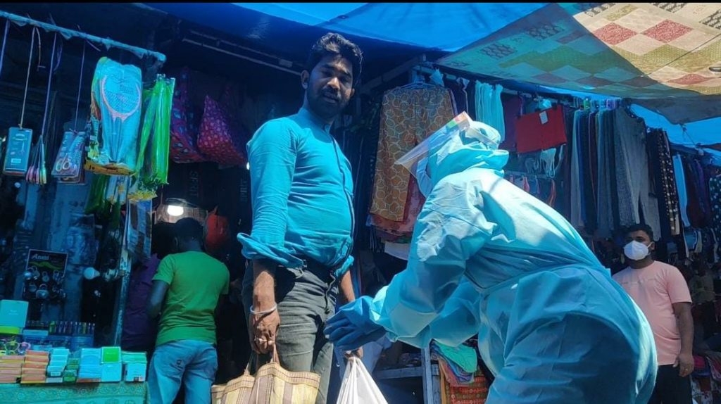 Ấn Độ: Tình nguyện viên quỳ xuống cầu xin người dân hãy đeo khẩu trang Ấn Độ: Tình nguyện viên quỳ xuống cầu xin người dân hãy đeo khẩu trang