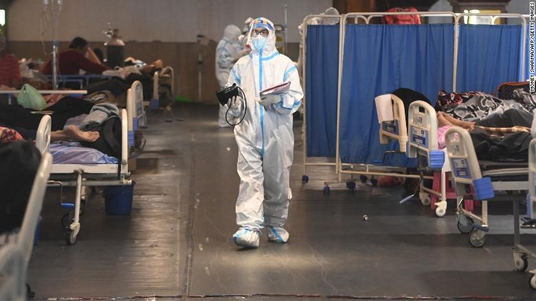 Ấn Độ: Tình nguyện viên quỳ xuống cầu xin người dân hãy đeo khẩu trang Ấn Độ: Tình nguyện viên quỳ xuống cầu xin người dân hãy đeo khẩu trang