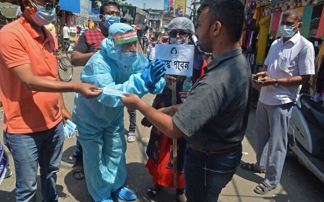 Ấn Độ: Tình nguyện viên quỳ xuống cầu xin người dân hãy đeo khẩu trang Ấn Độ: Tình nguyện viên quỳ xuống cầu xin người dân hãy đeo khẩu trang