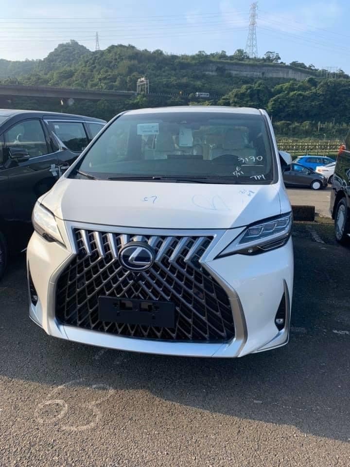 mpv hang sang lexus lm dat chan den viet nam