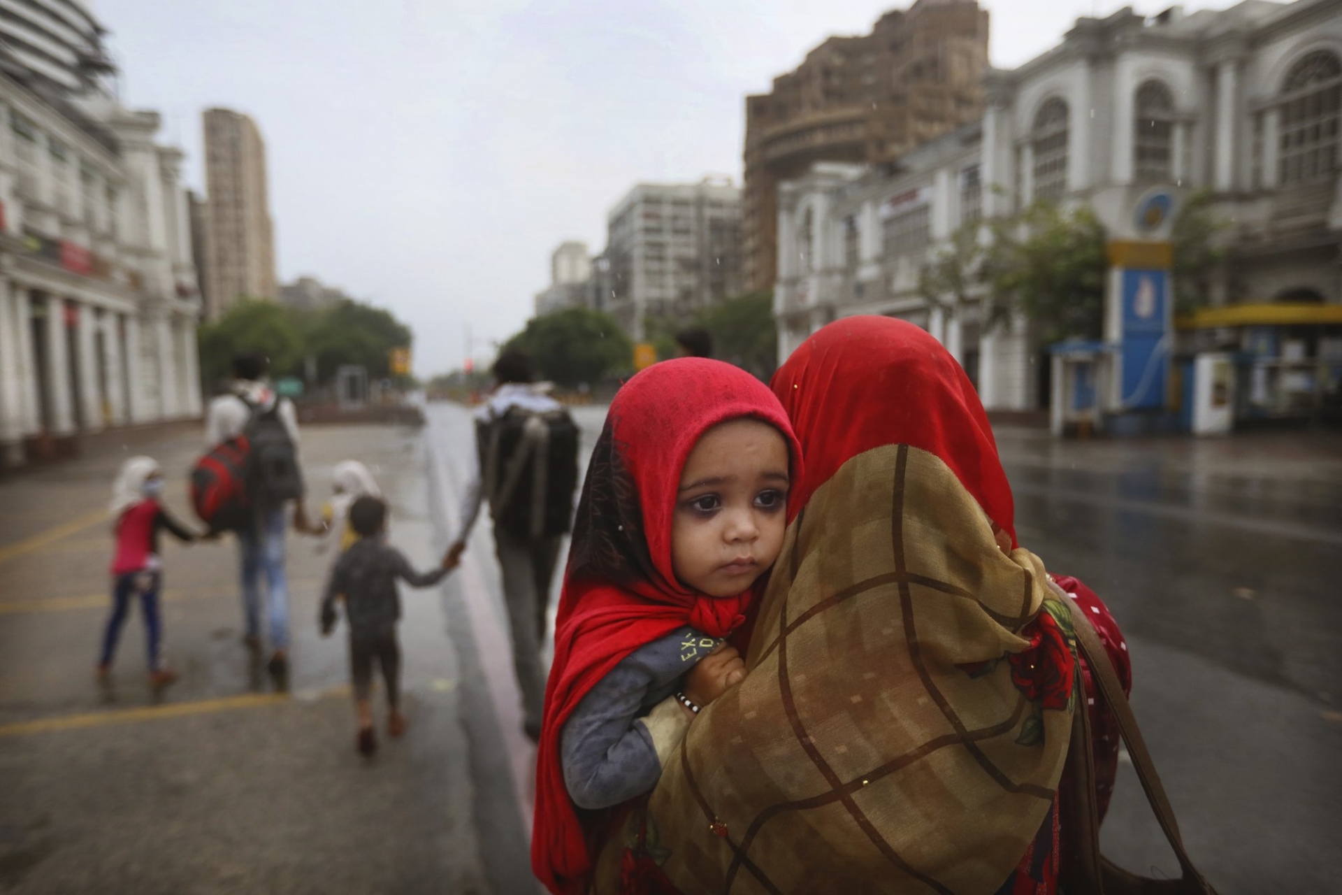 Ấn Độ: Hàng chục nghìn người lao động bỏ phố về quê vì Covid-19