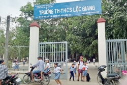 ldld huyen vu thu trao tang qua ho tro kinh phi xay mai am nhan dip thang cong nhan