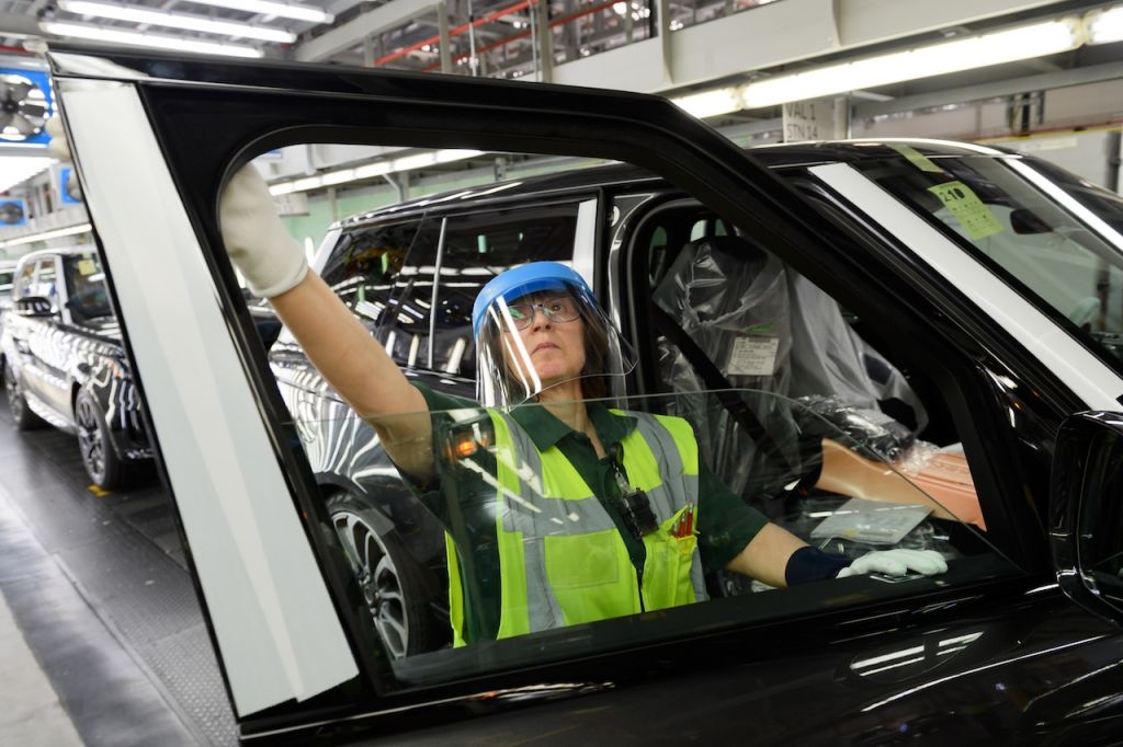 Chiếc Range Rover đầu tiên xuất xưởng trong thời gian cách ly xã hội chiec range rover dau tien xuat xuong trong thoi gian cach ly xa hoi