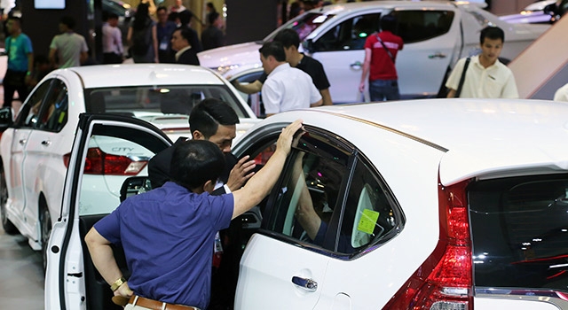 o to nhap khau giam gan 60 trong thang 42020