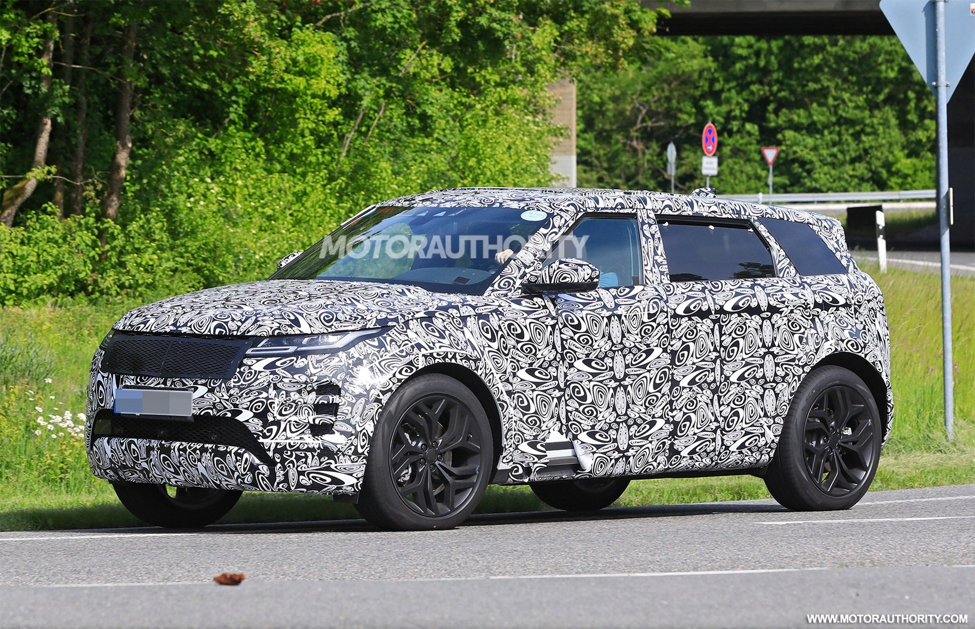 bat gap range rover evoque 7 cho tren duong thu