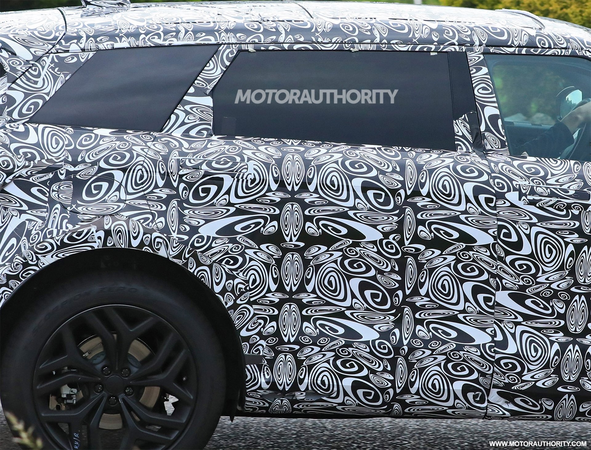 bat gap range rover evoque 7 cho tren duong thu