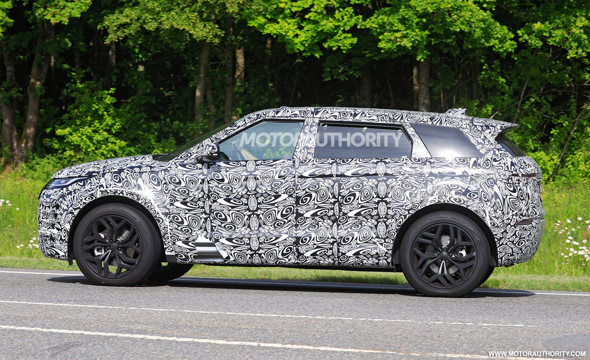 bat gap range rover evoque 7 cho tren duong thu