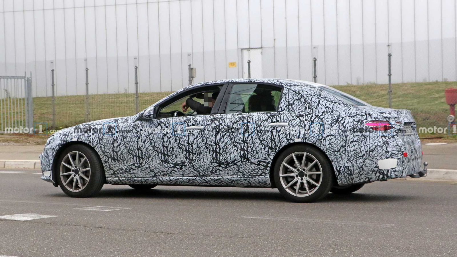 Bắt gặp Mercedes-Benz C-Class 2021 trên đường thử bat gap mercedes benz c class 2021 tren duong thu