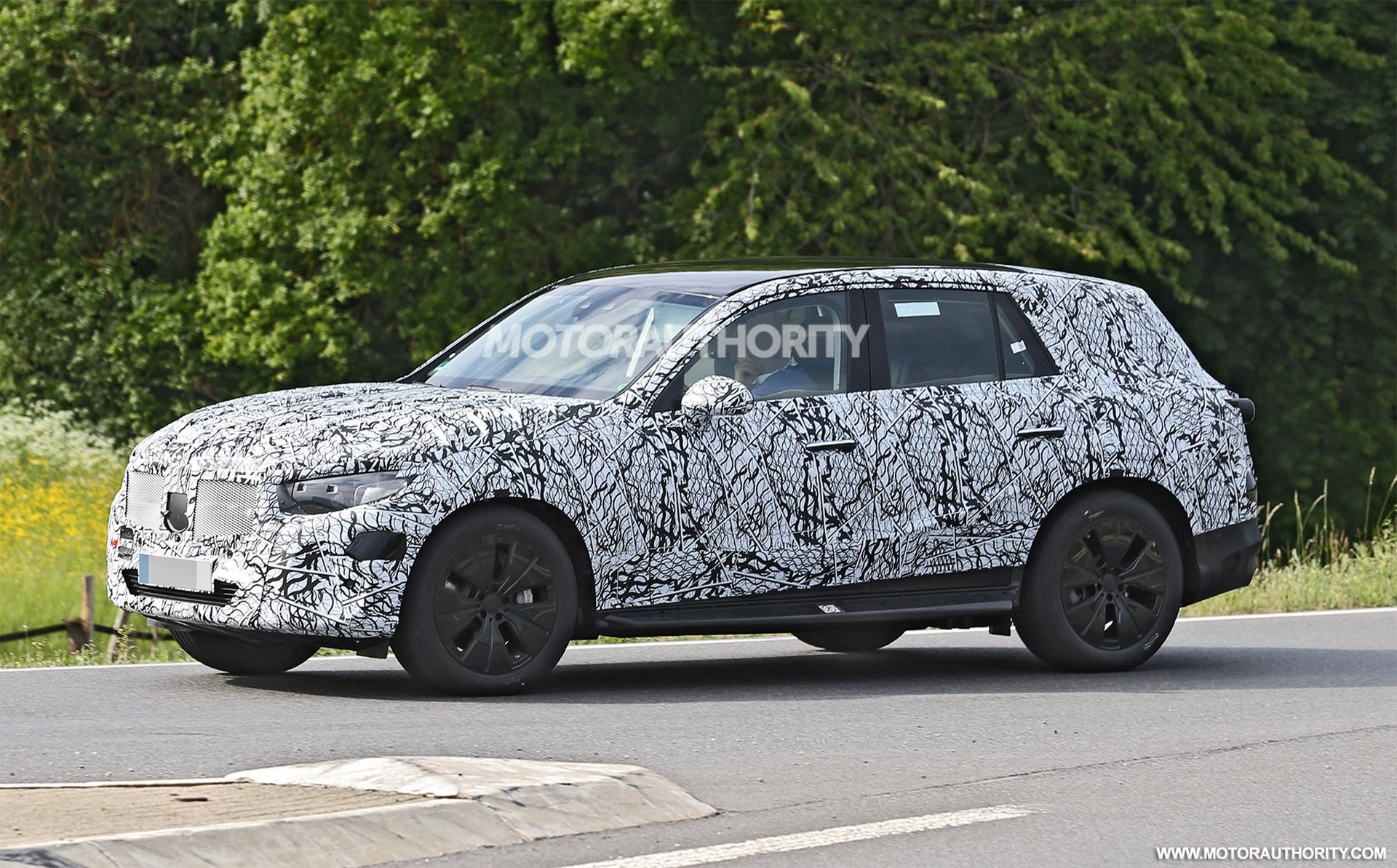 xe an khach mercedes glc the he moi lan dau tien lo dien