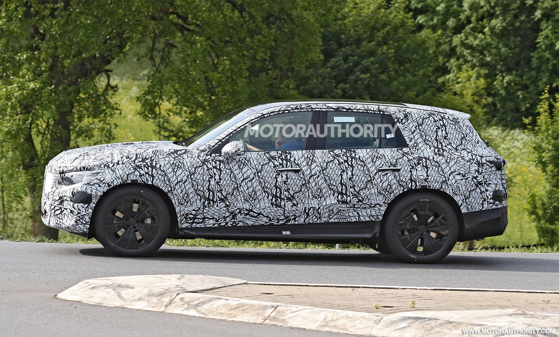 xe an khach mercedes glc the he moi lan dau tien lo dien