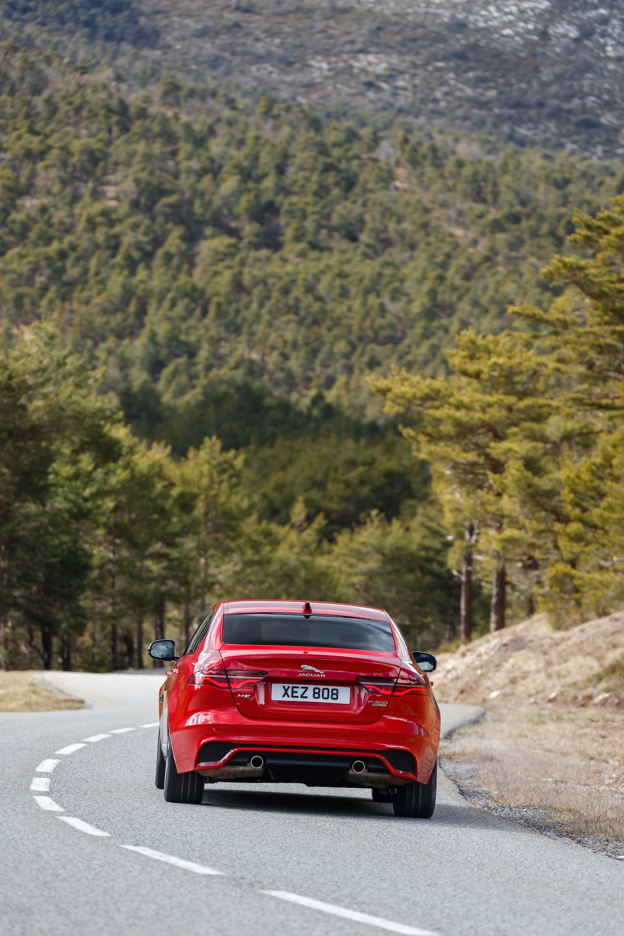 jaguar xe 2020 tai dinh nghia ve sedan the thao hang sang