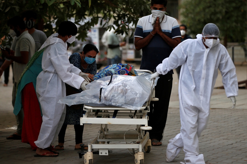 Bức ảnh bác sĩ Ấn Độ giữa “chảo lửa” Covid-19 gây xôn xao mạng xã hội Bức ảnh bác sĩ Ấn Độ giữa “chảo lửa” Covid-19 gây xôn xao mạng xã hội