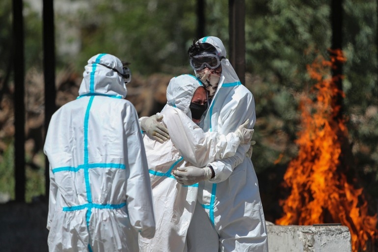 Bức ảnh bác sĩ Ấn Độ giữa “chảo lửa” Covid-19 gây xôn xao mạng xã hội Bức ảnh bác sĩ Ấn Độ giữa “chảo lửa” Covid-19 gây xôn xao mạng xã hội