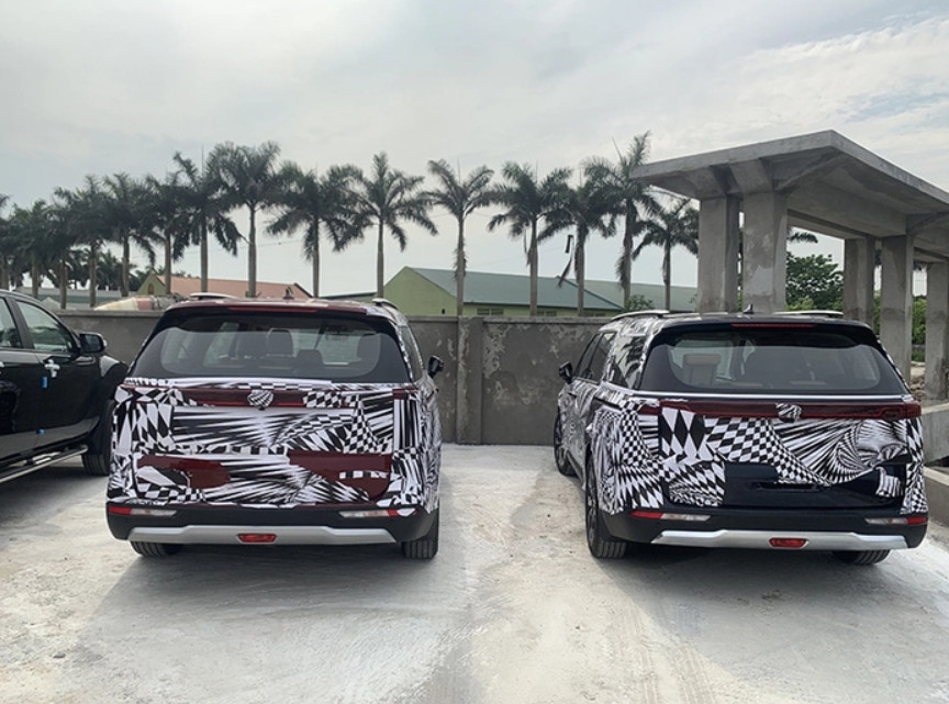 Kia Sedona mới xuất hiện trong lớp nguỵ trang, hé lộ nhiều thông tin quan trọng