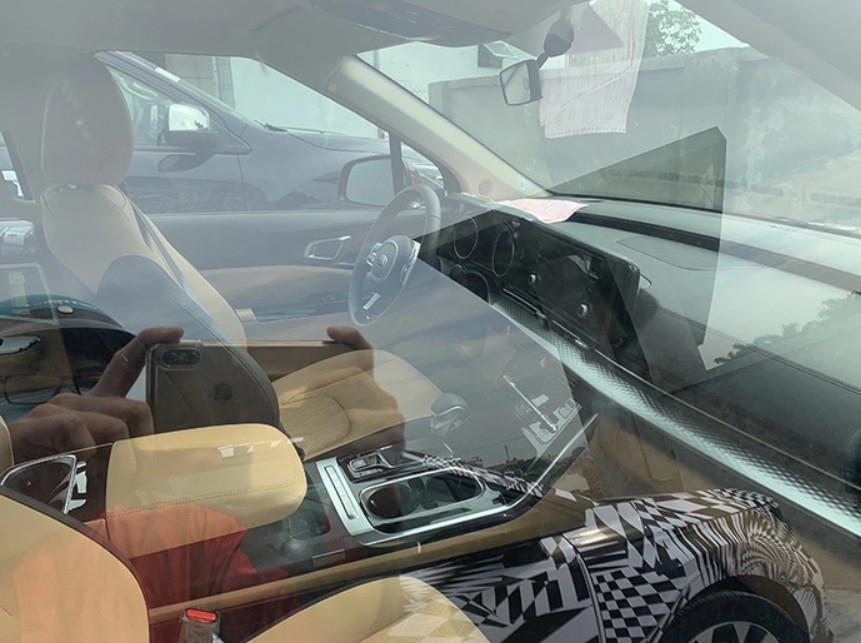 Kia Sedona mới xuất hiện trong lớp nguỵ trang, hé lộ nhiều thông tin quan trọng