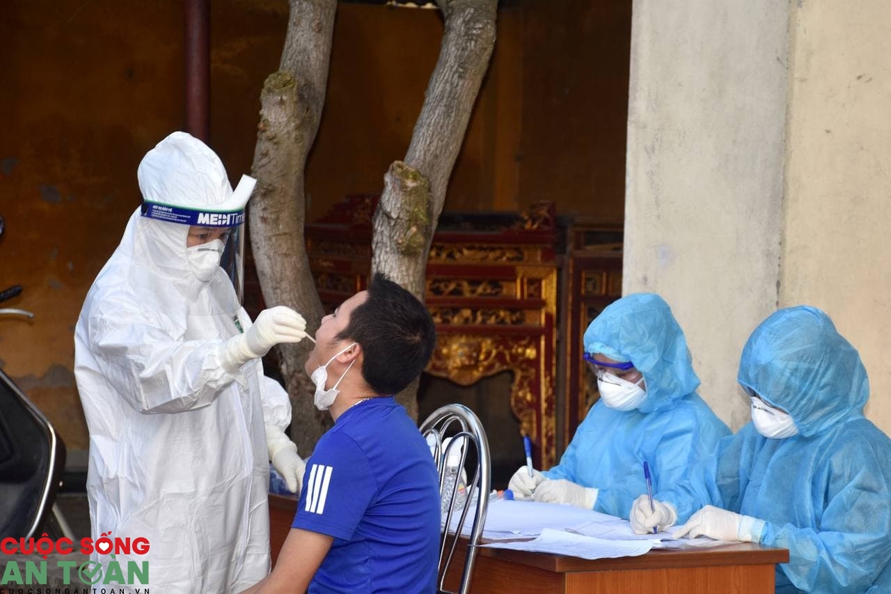 Xét nghiệm Covid-19 cho tất cả đối tượng đến Bệnh viện Bệnh Nhiệt đới Trung ương