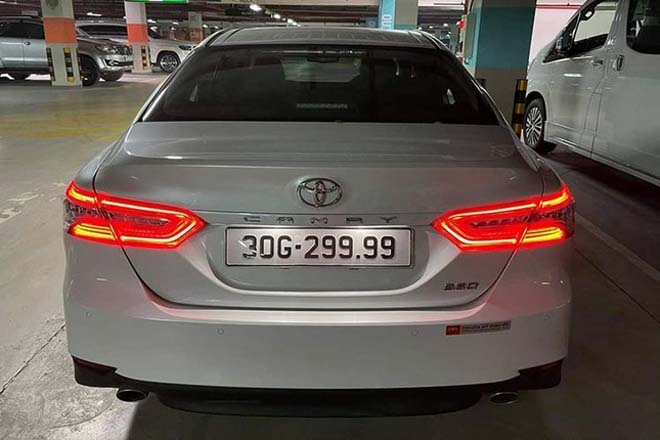 Toyota Camry biển tứ quý 9 rao bán giá ngang Lexus ES 250