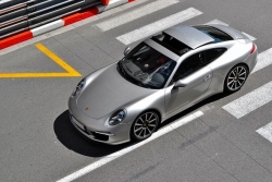 Phân biệt cửa sổ trời Sunroof và Moonroof, Panoramic Roof