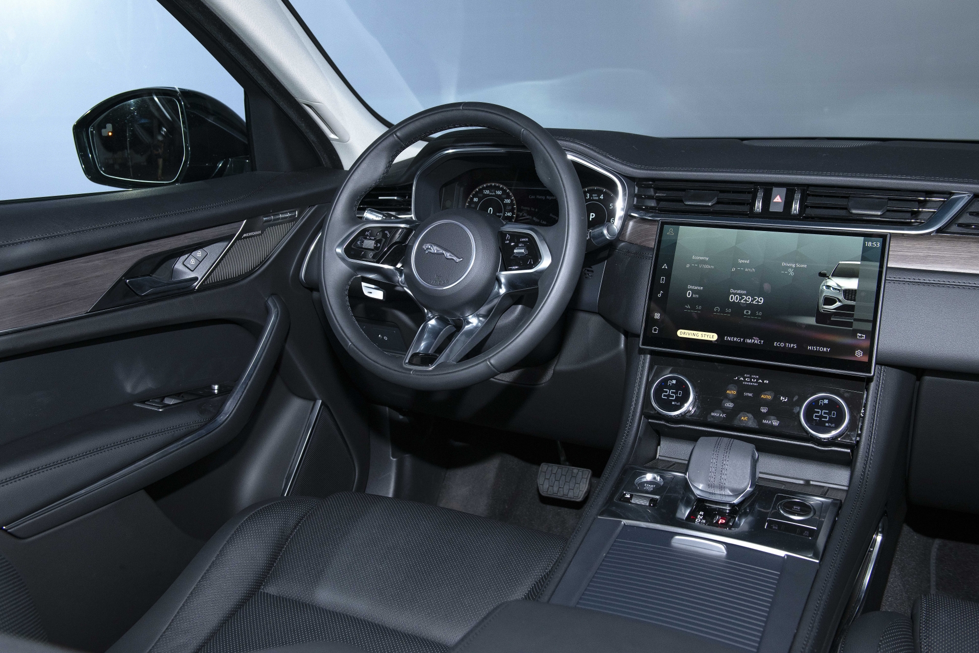 Jaguar Việt Nam ra mắt bộ đôi xe sang mới