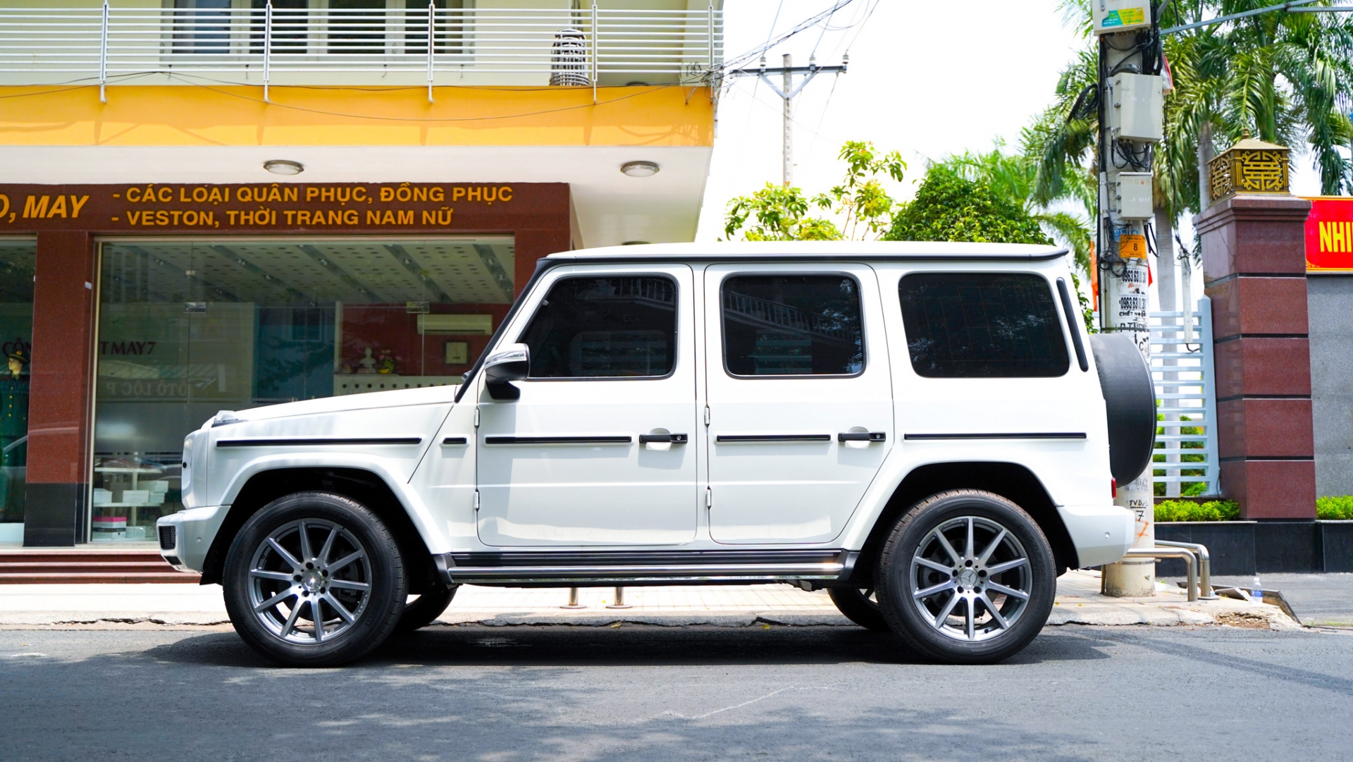 Cận cảnh Mercedes-Benz G-class 'giá rẻ' đầu tiên về Việt Nam