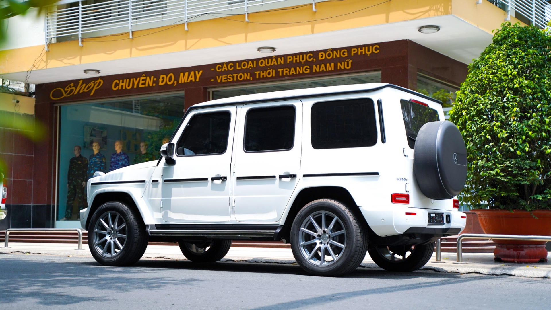 Cận cảnh Mercedes-Benz G-class 'giá rẻ' đầu tiên về Việt Nam