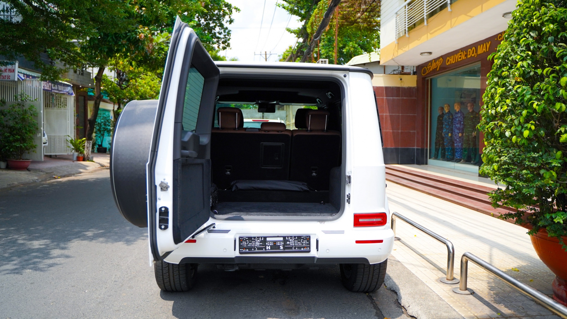 Cận cảnh Mercedes Benz G-class 'giá rẻ' đầu tiên về Việt Nam