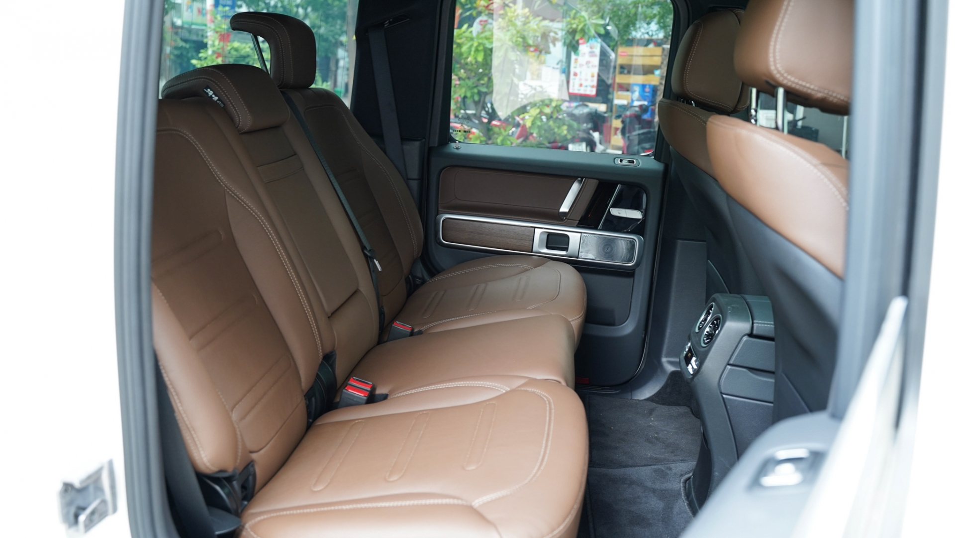 Cận cảnh Mercedes-Benz G-class 'giá rẻ' đầu tiên về Việt Nam