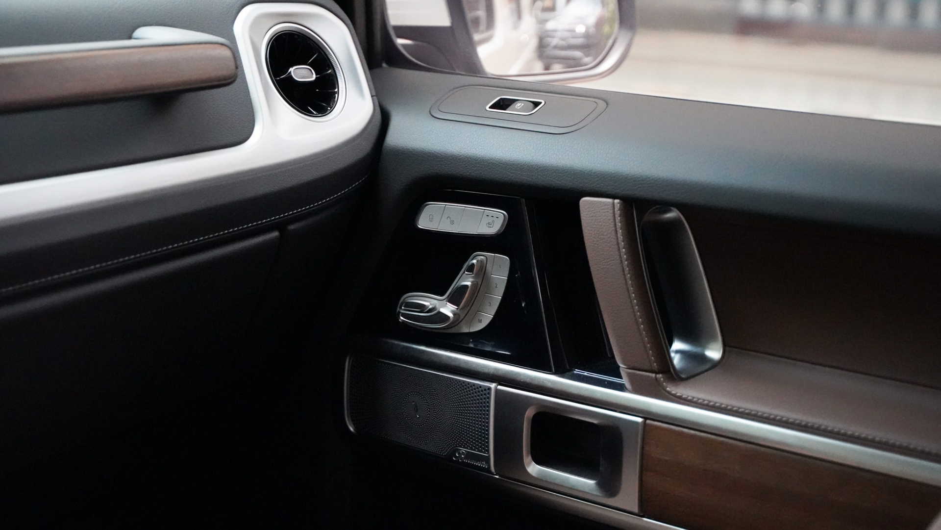 Cận cảnh Mercedes Benz G-class 'giá rẻ' đầu tiên về Việt Nam