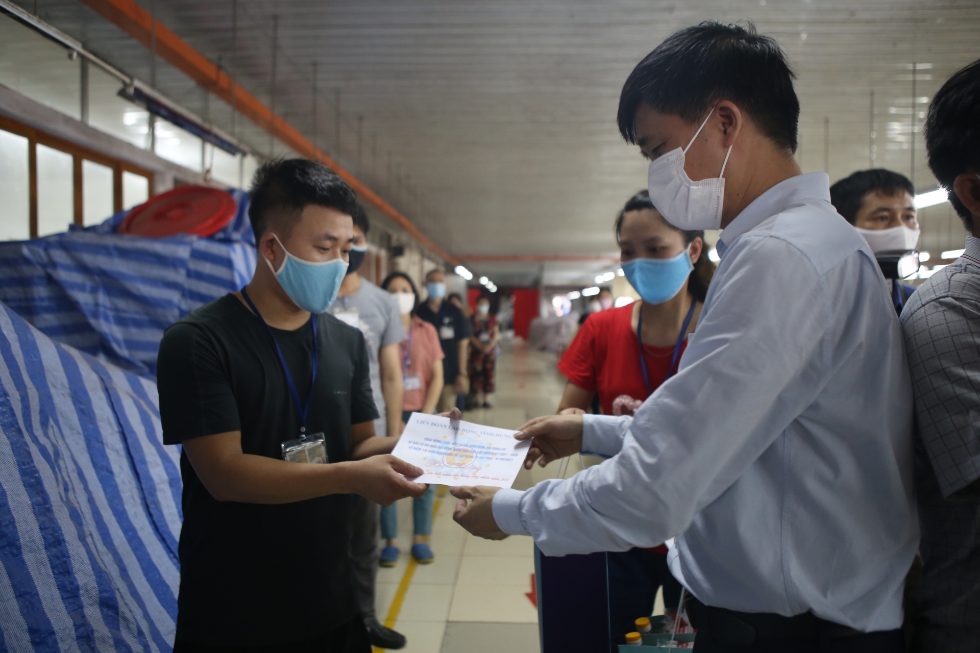 Giúp đỡ công nhân lao động ở các khu công nghiệp, khu chế xuất tham gia bầu cử an toàn Giúp đỡ công nhân lao động ở các khu công nghiệp, khu chế xuất tham gia bầu cử an toàn