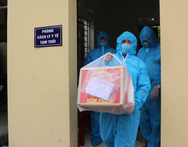 Người đang cách ly tại nhà tham gia bầu cử như thế nào? Người đang cách ly tại nhà tham gia bầu cử như thế nào?