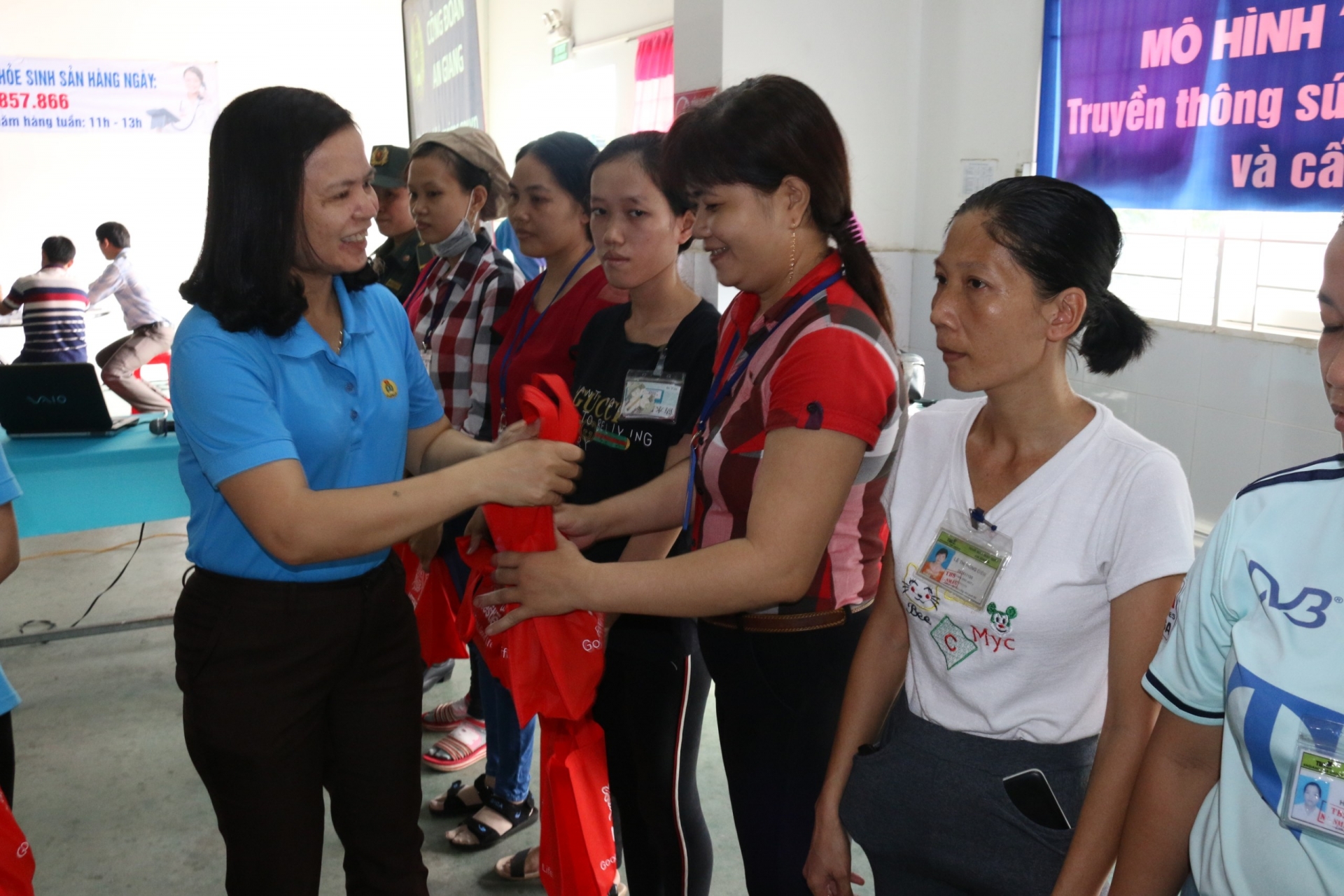 Cán bộ CĐ An Giang ứng cử ĐBQH: Đặc biệt quan tâm bảo vệ phụ nữ và trẻ em Cán bộ CĐ An Giang ứng cử ĐBQH: Đặc biệt quan tâm bảo vệ phụ nữ và trẻ em