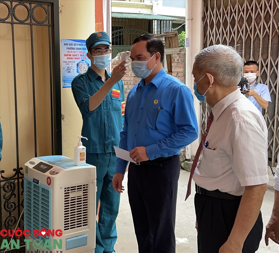 Chủ tịch Tổng LĐLĐ Việt Nam bỏ phiếu bầu cử tại quận Cầu Giấy Chủ tịch Tổng LĐLĐ Việt Nam bỏ phiếu bầu cử tại quận Cầu Giấy