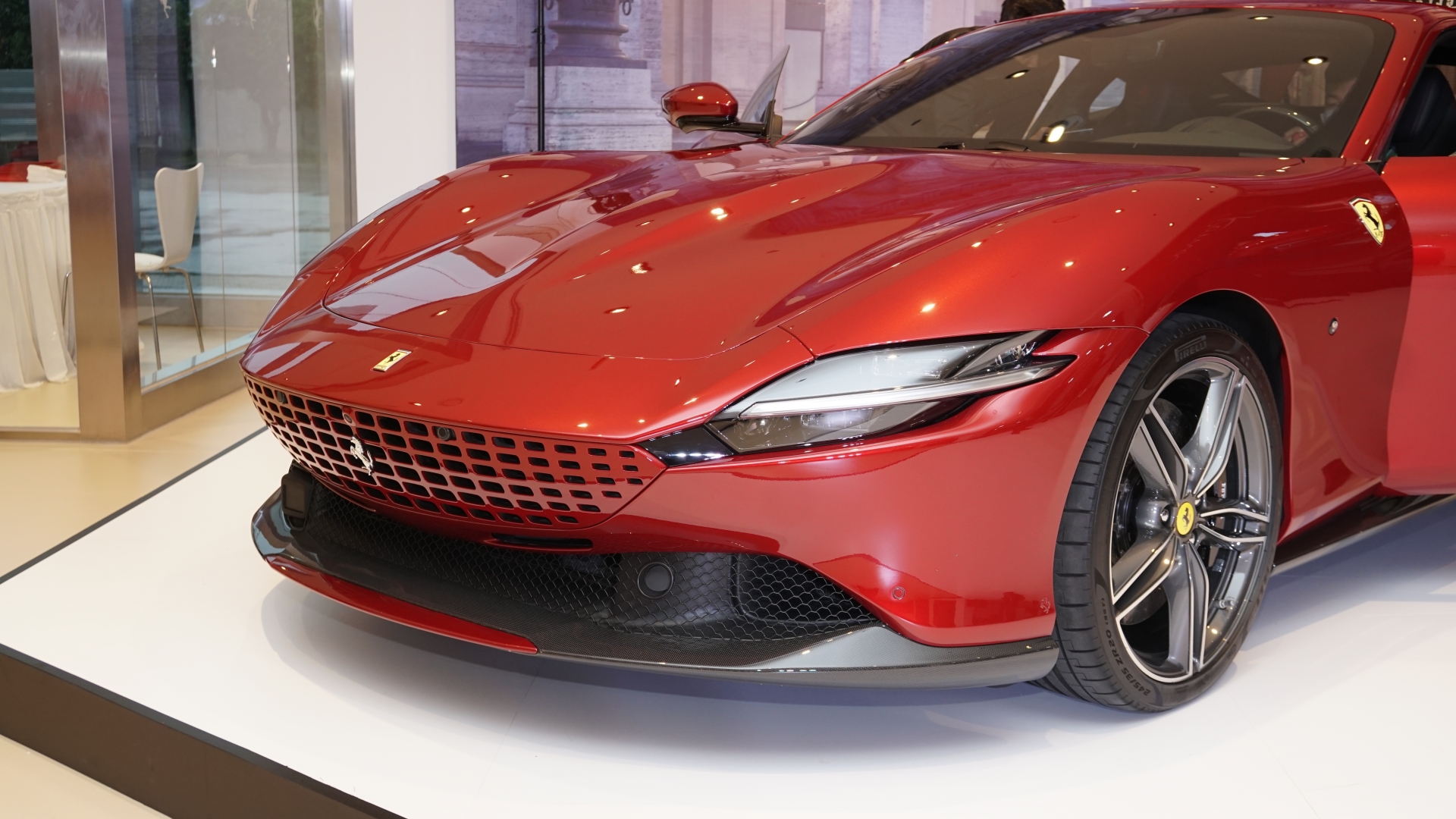 Cận cảnh Ferrari Roma giá hơn 21 tỷ đồng tại Việt Nam