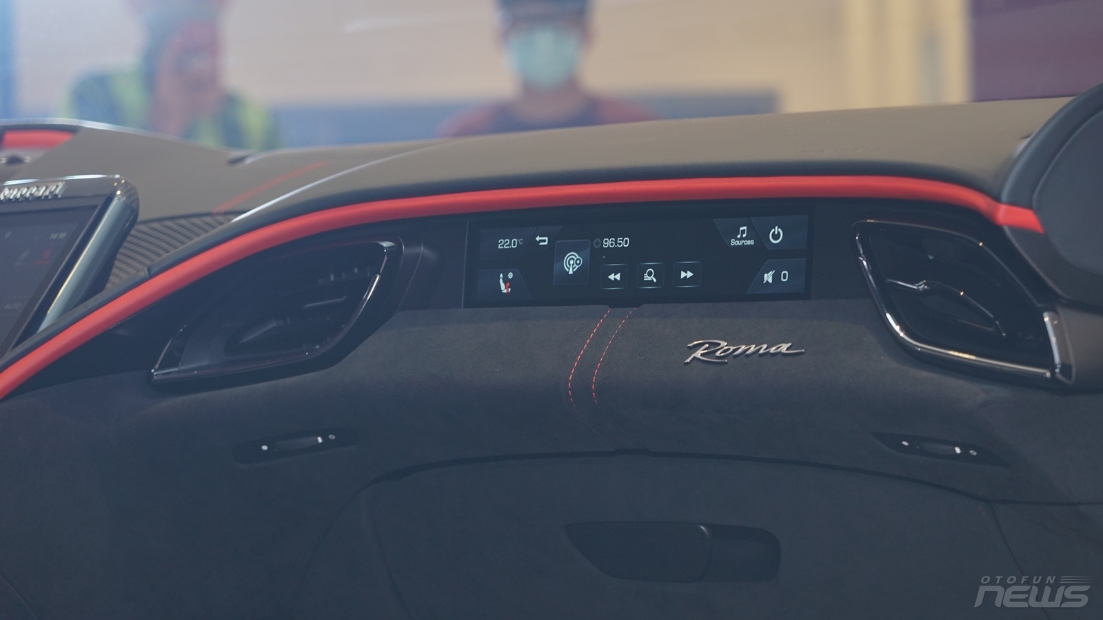 Cận cảnh Ferrari Roma giá hơn 21 tỷ đồng tại Việt Nam