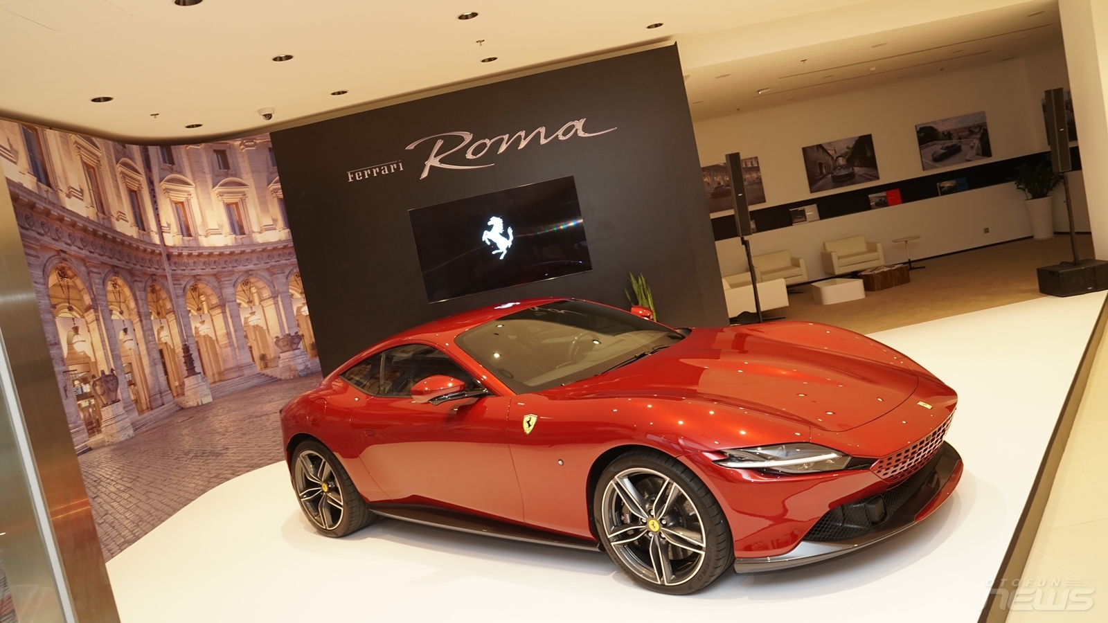 Cận cảnh Ferrari Roma giá hơn 21 tỷ đồng tại Việt Nam