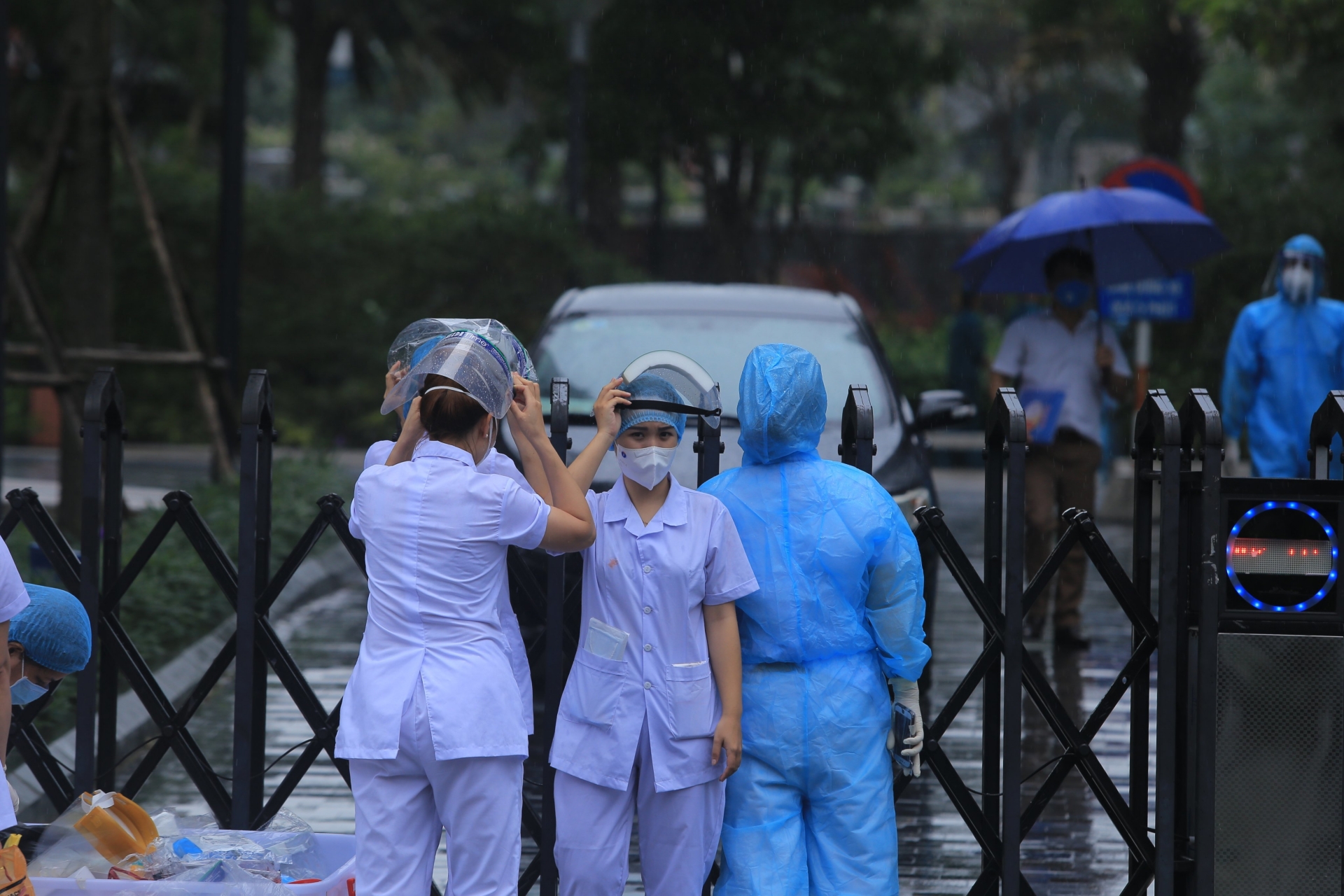 Ca nghi nhiễm Covid-19 từng tham gia hỗ trợ bầu cử, Hà Nội phong tỏa 4 tòa nhà Ca nghi nhiễm Covid-19 từng tham gia hỗ trợ bầu cử, Hà Nội phong tỏa 4 tòa nhà