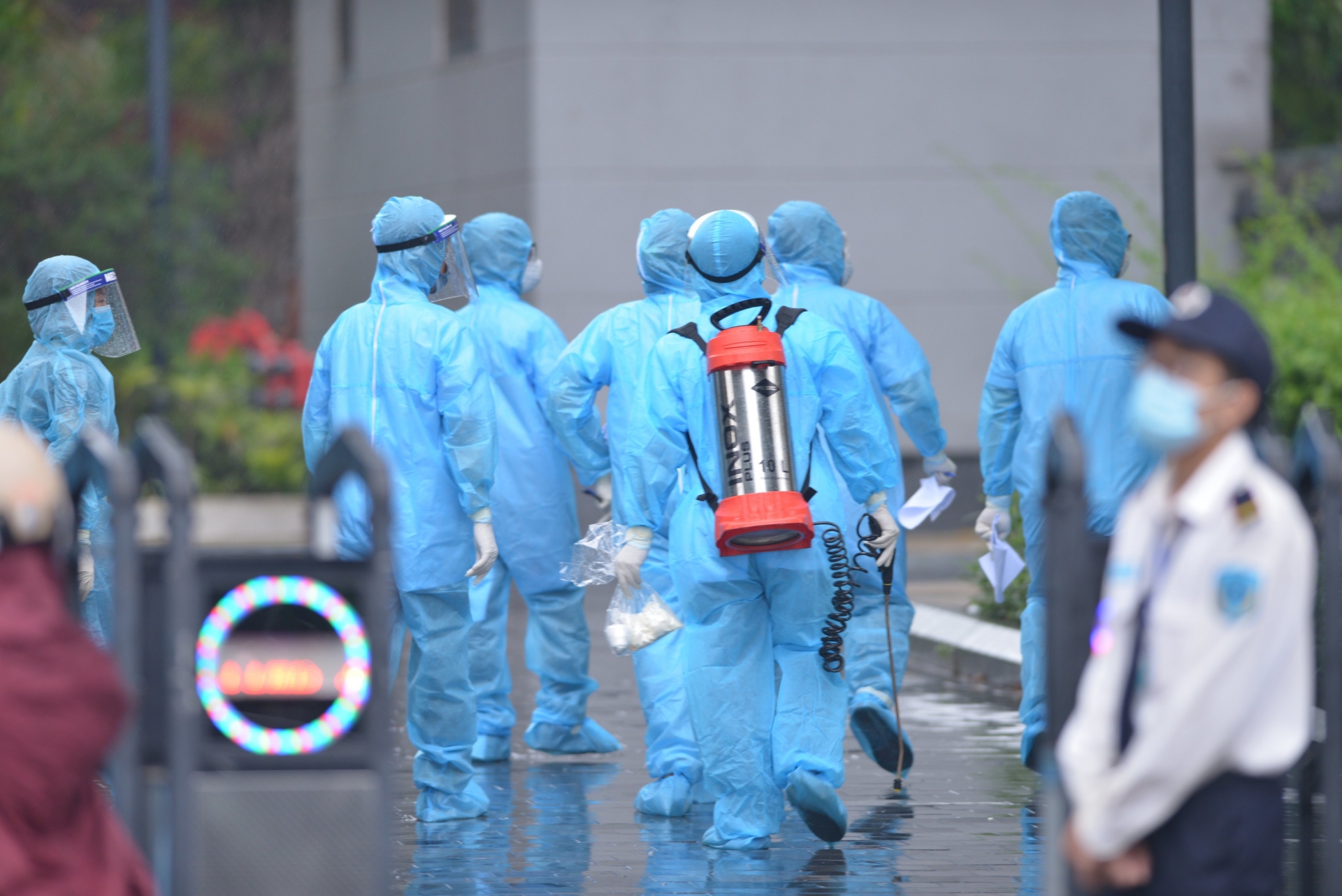 Ca nghi nhiễm Covid-19 từng tham gia hỗ trợ bầu cử, Hà Nội phong tỏa 4 tòa nhà Ca nghi nhiễm Covid-19 từng tham gia hỗ trợ bầu cử, Hà Nội phong tỏa 4 tòa nhà