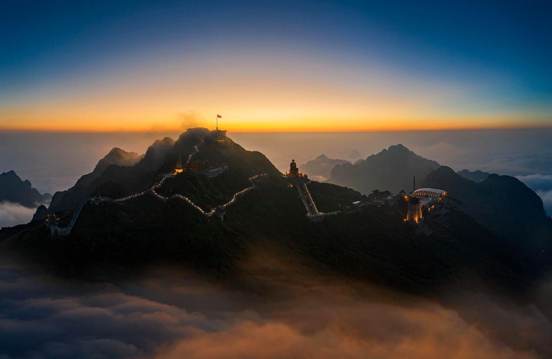 Không thể rời mắt trước những bức ảnh chụp Fansipan đẹp kỳ ảo này