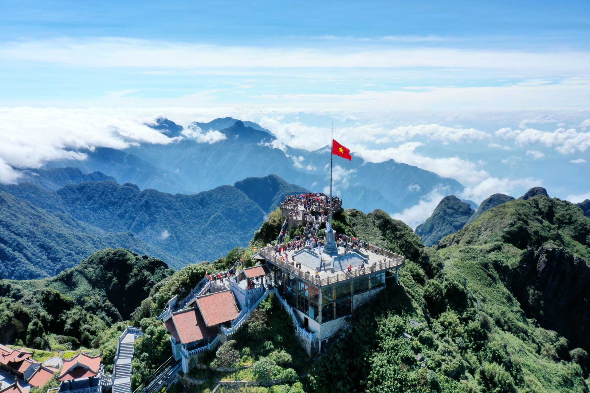 Không thể rời mắt trước những bức ảnh chụp Fansipan đẹp kỳ ảo này