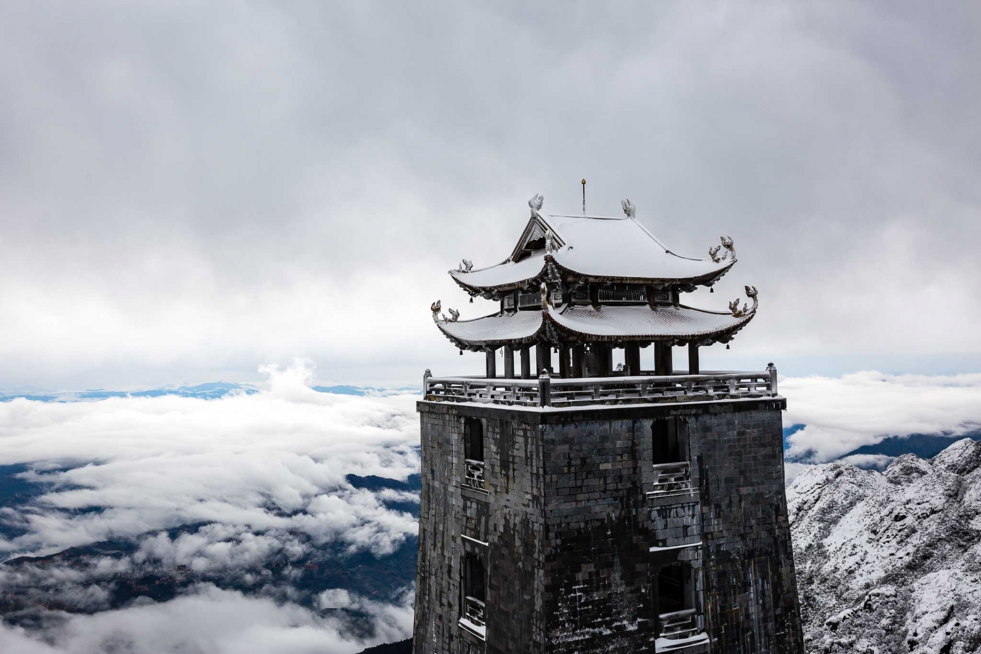 Không thể rời mắt trước những bức ảnh chụp Fansipan đẹp kỳ ảo này