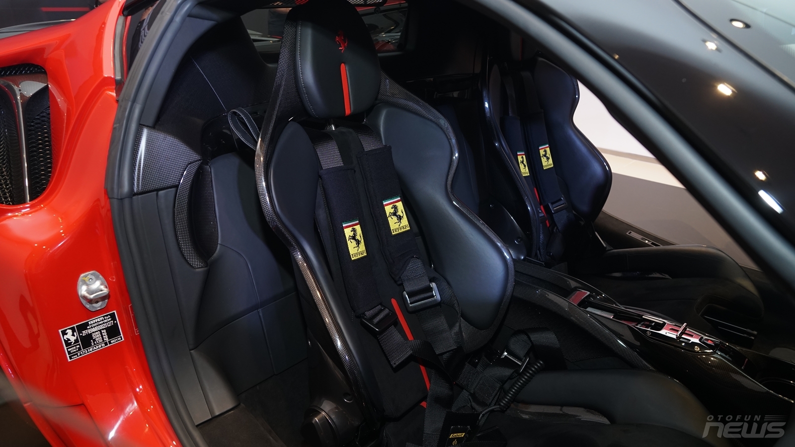 Cận cảnh SF90 Stradale siêu xe mạnh của Ferrari tại Việt Nam