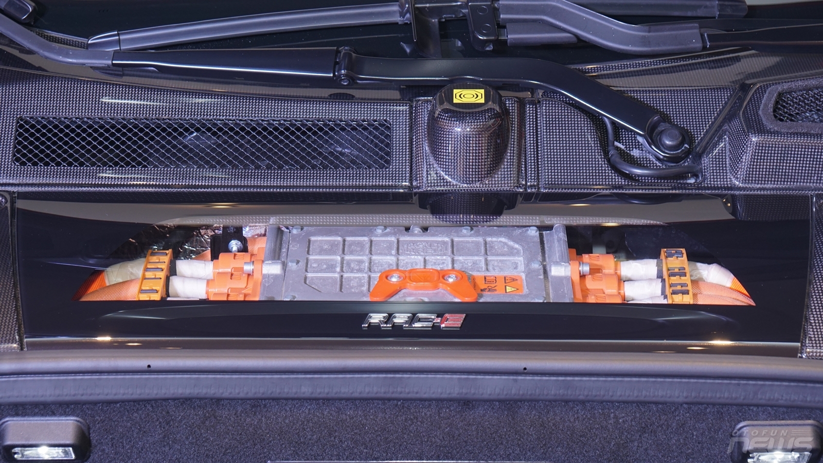 Cận cảnh SF90 Stradale siêu xe mạnh của Ferrari tại Việt Nam