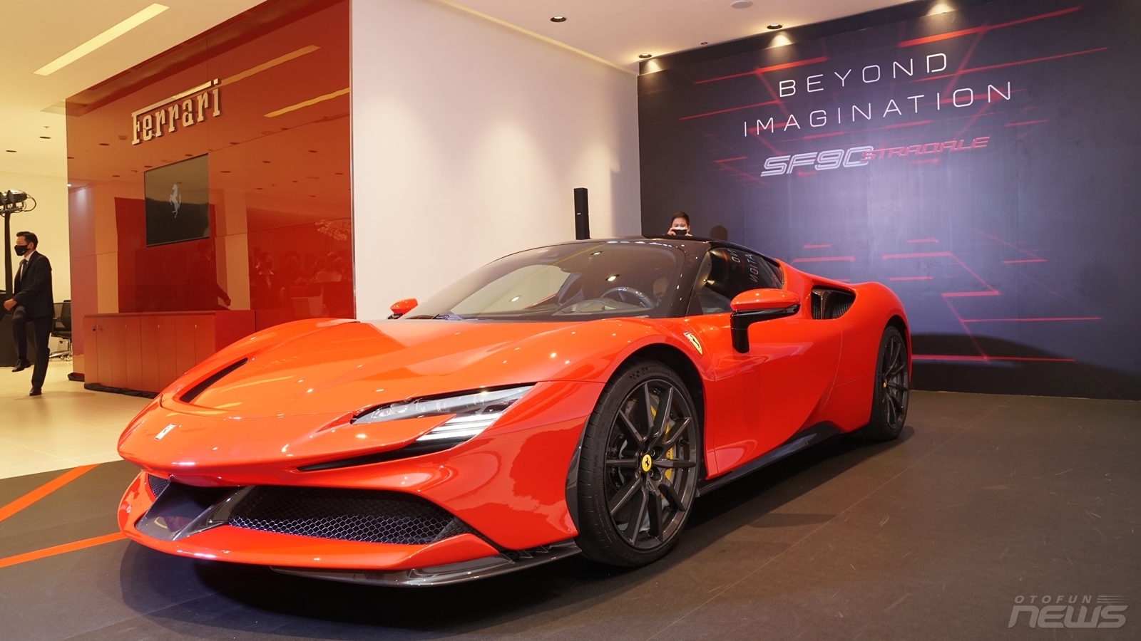 Cận cảnh SF90 Stradale siêu xe mạnh của Ferrari tại Việt Nam