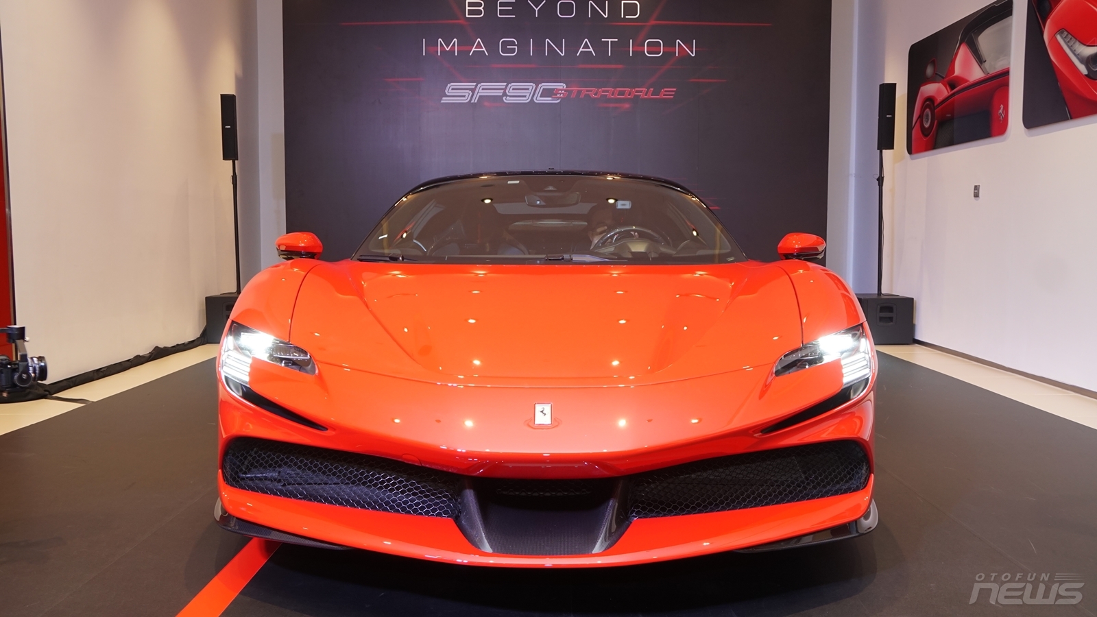 Cận cảnh SF90 Stradale siêu xe mạnh của Ferrari tại Việt Nam