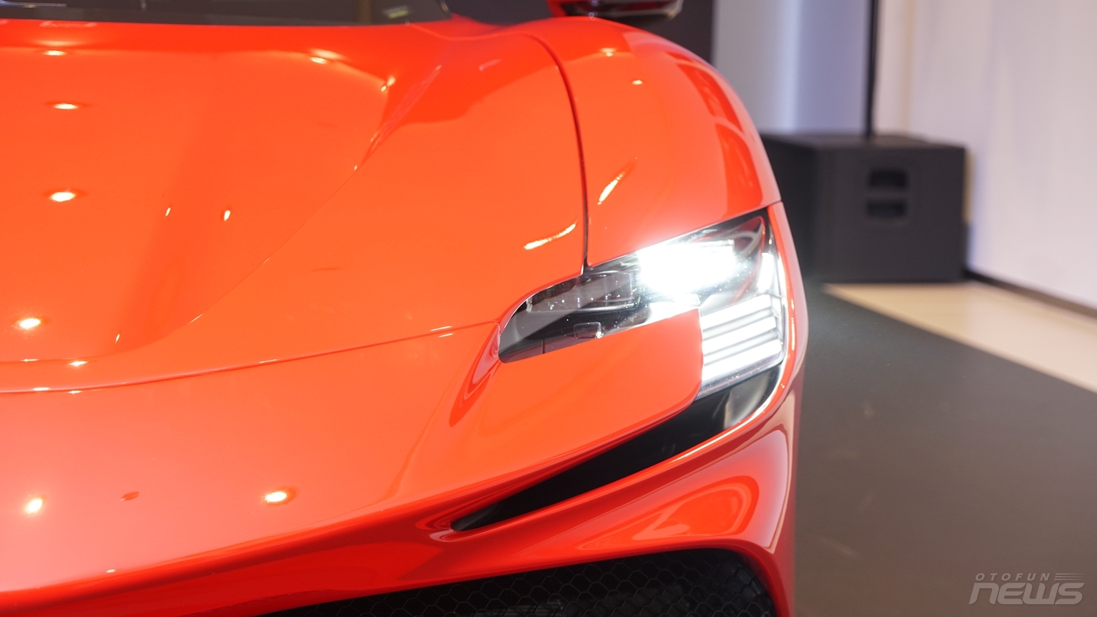 Cận cảnh SF90 Stradale siêu xe mạnh của Ferrari tại Việt Nam