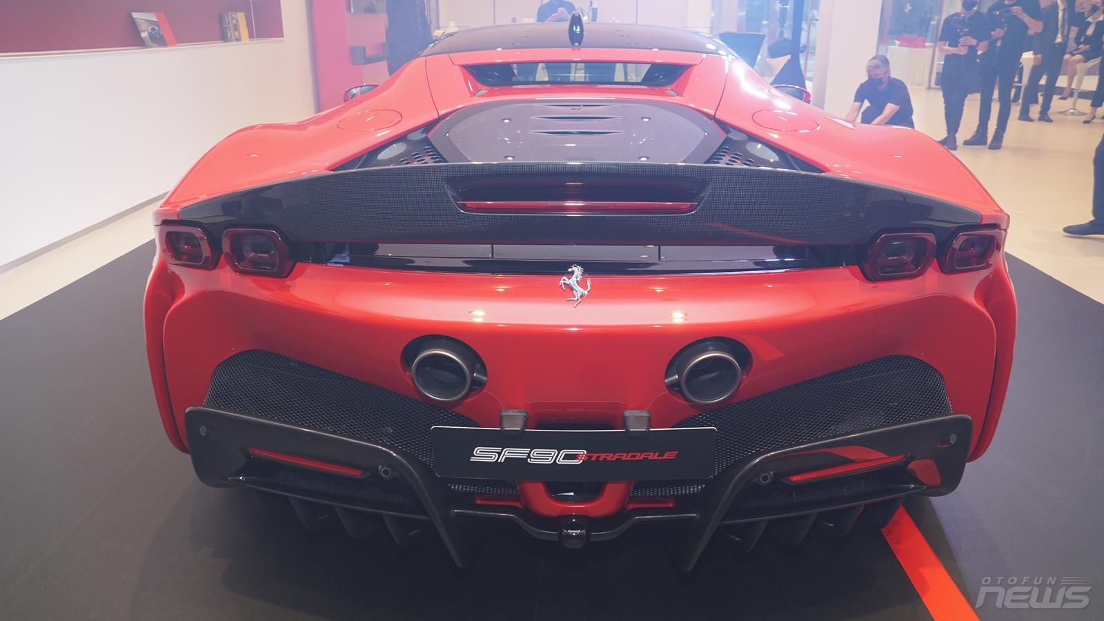 Cận cảnh SF90 Stradale siêu xe mạnh của Ferrari tại Việt Nam
